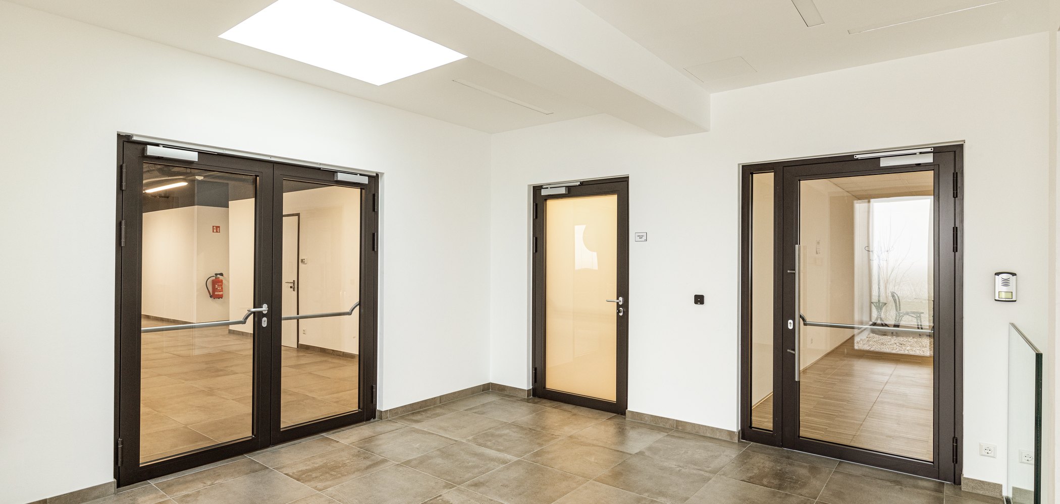 Verschiedene Türtypen in einem Verwaltungsbau