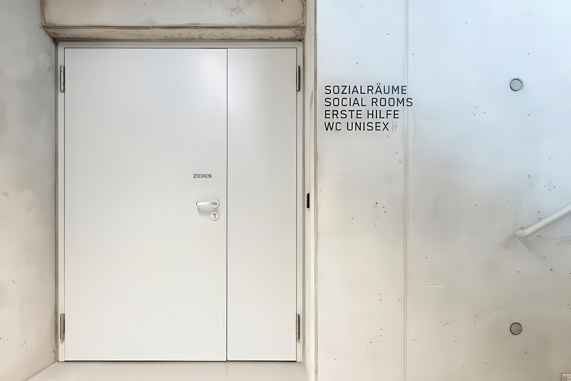 Zweiflügelige Objekttür in einer Sichtbetonwand