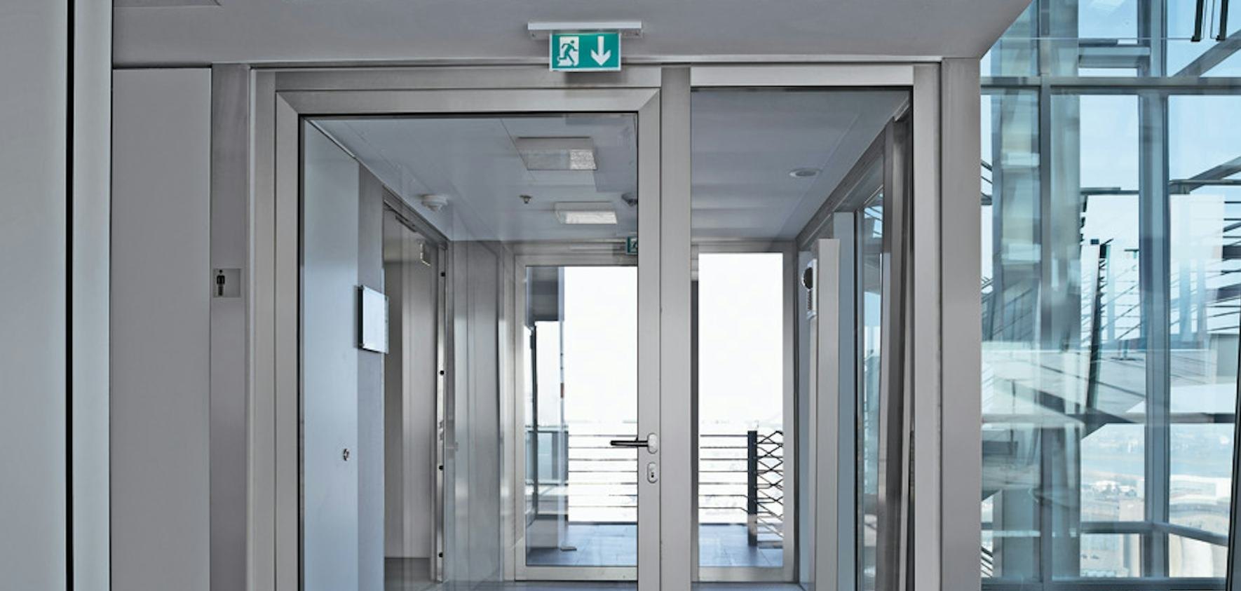Verglaste Rohrrahmen-Trennwand mit Tür in einem Bürogeschoss