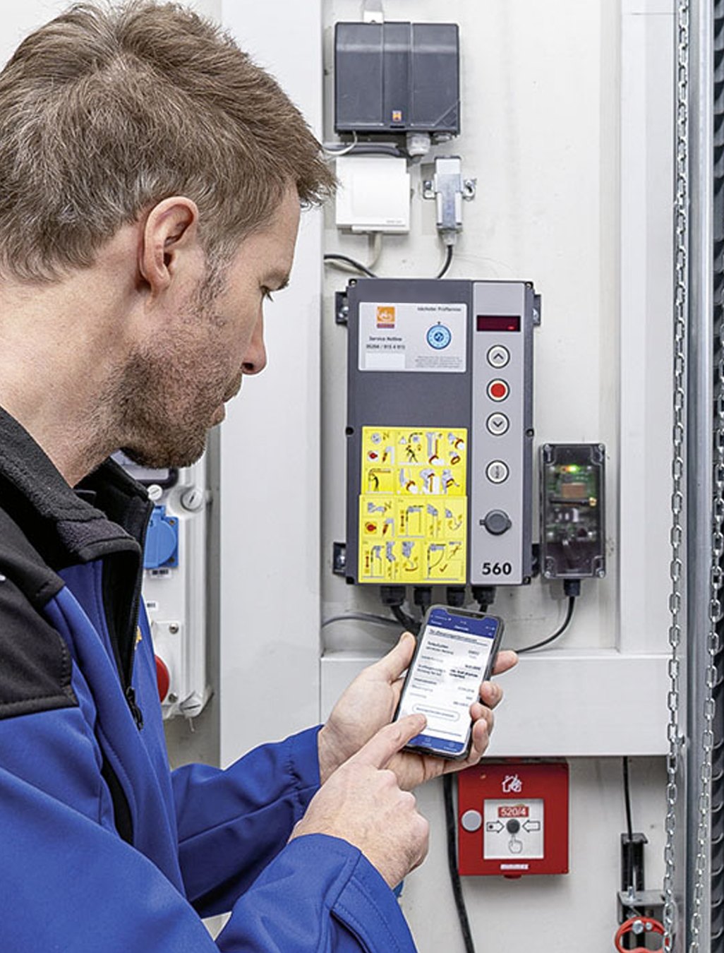 Servicetechniker prüft eine Antriebssteuerung und dokumentiert das Ergebnis