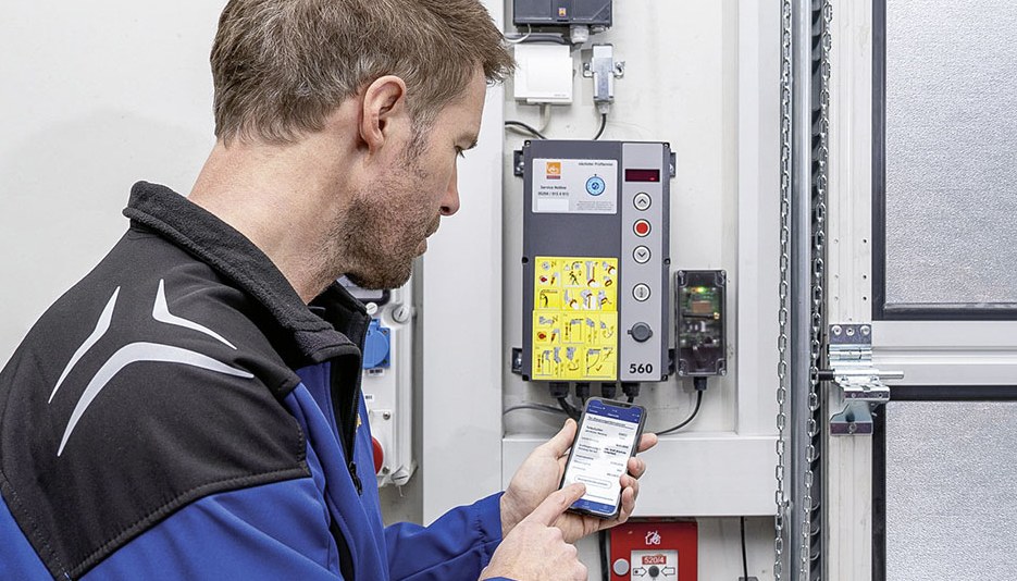 Servicetechniker prüft eine Antriebssteuerung und dokumentiert das Ergebnis